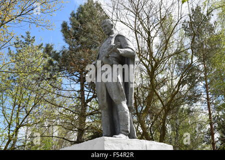 Antica statua di Lenin si affaccia dalle boccole Foto Stock