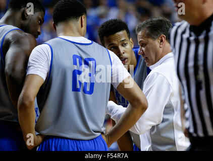 Lexington, Kentucky, Stati Uniti d'America. Xiii oct, 2015. Kentucky Wildcats head coach John Calipari ha parlato con il suo team in huddle durante il gioco blu-bianco martedì 27 ottobre 2015 in Lexington, KY. Foto di Mark Cornelison | Staff © Lexington Herald-Leader/ZUMA filo/Alamy Live News Foto Stock