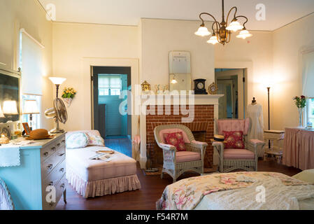 Camera da letto interno all'inverno estate home, Seminole Lodge, del magnate Thomas Edison a Fort Myers, Florida, Stati Uniti d'America Foto Stock