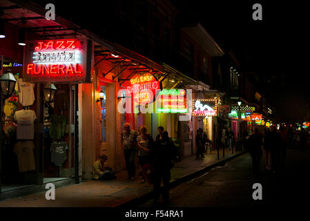 Jazz funerale, daiquiri e pizza in offerta tra segni nella famosa Bourbon Street nel Quartiere Francese di New Orleans, STATI UNITI D'AMERICA Foto Stock