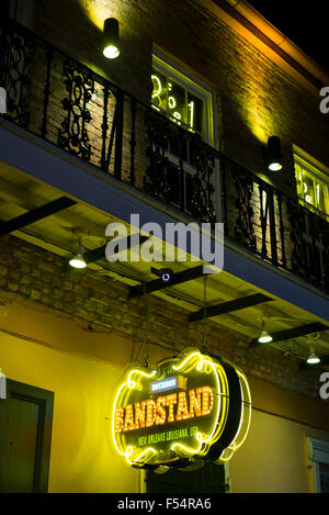 Segno per il palco per spettacoli live blues club nella famosa Bourbon Street nel Quartiere Francese di New Orleans, STATI UNITI D'AMERICA Foto Stock