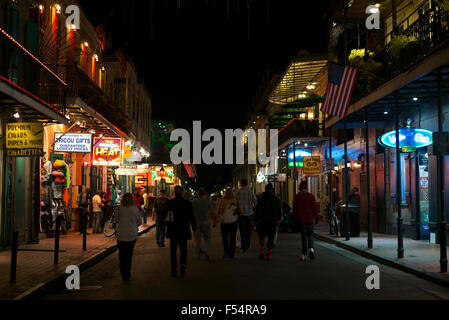 La Folla di festaioli nel famoso Bourbon Street nel Quartiere Francese di New Orleans, STATI UNITI D'AMERICA Foto Stock