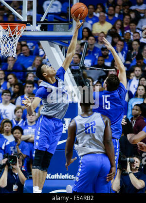 Lexington, Kentucky, Stati Uniti d'America. Xiii oct, 2015. Kentucky Wildcats avanti Skal Labissiere (1) bloccato il colpo di Isacco Humphries, durante il gioco blu-bianco martedì 27 ottobre 2015 in Lexington, KY. Foto di Mark Cornelison | Staff © Lexington Herald-Leader/ZUMA filo/Alamy Live News Foto Stock