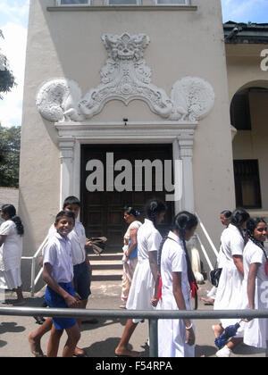 Scolari a piedi il tempio del Dente a Kandy, Sri Lanka. No signor Foto Stock