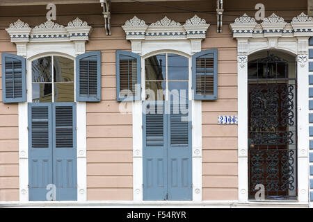 Infissi tradizionali cottage creolo home in Faubourg Marigny distretto storico di New Orleans, in Louisiana, Stati Uniti d'America Foto Stock