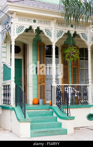 Infissi tradizionali cottage creolo home in Faubourg Marigny distretto storico di New Orleans, in Louisiana, Stati Uniti d'America Foto Stock