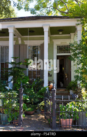 Infissi tradizionali cottage casa con colonne in Garden District di New Orleans, in Louisiana, Stati Uniti d'America Foto Stock
