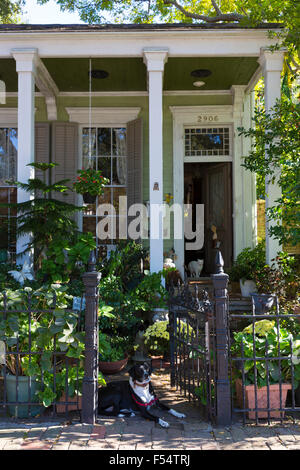 Infissi tradizionali cottage casa con colonne in Garden District di New Orleans, in Louisiana, Stati Uniti d'America Foto Stock