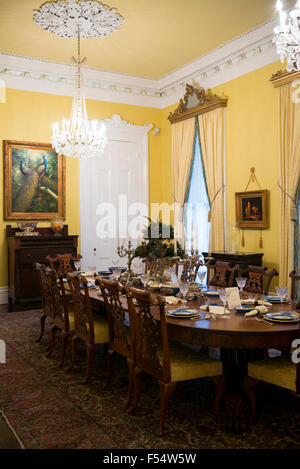 Piantagione Nottoway xix secolo antebellum mansion sala da pranzo con le impostazioni della tabella e lampadario in Louisiana, Stati Uniti d'America Foto Stock