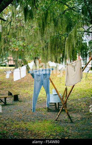 Servizio lavanderia Asciuga sulla linea di lavaggio in Mississippi Delta, Louisiana, Stati Uniti d'America Foto Stock