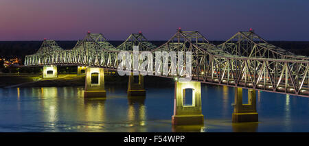 Scena notturna illuminata a sbalzo di ferro Natchez - Vidalia Bridge Road ponte che attraversa il fiume Mississippi in Louisiana, Stati Uniti d'America Foto Stock