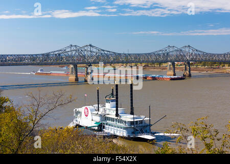 Vecchio battello a vapore, Isola di Capri, ormeggiata come un hotel e casinò sul Mississippi Fiume da Natchez Bridge, STATI UNITI D'AMERICA Foto Stock