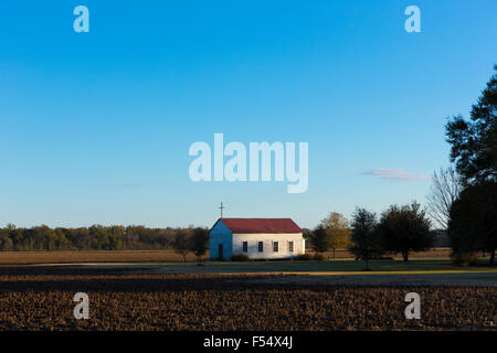 Pittoresca cappella in un campo nella cintura della bibbia, Mississippi, STATI UNITI D'AMERICA Foto Stock