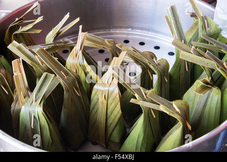 Pesce al vapore con pasta di curry in foglie di banano wrap (cibo tailandese) Foto Stock