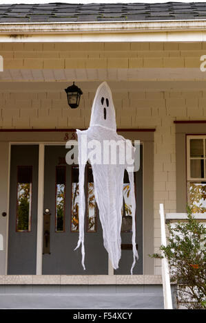 Bianco fantasma di Halloween appeso in entrata di una casa, Vancouver, BC, Canada Foto Stock