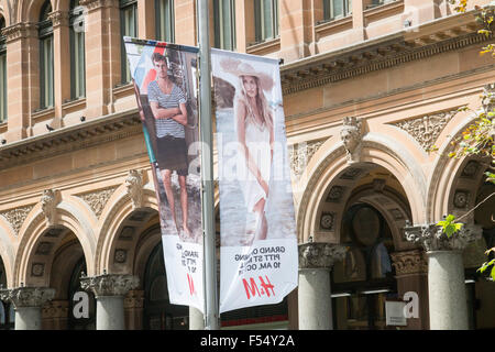 Sydney, Australia. 28 ott 2015. Rivenditore svedese H & M ha spazio affittate su 3 piani a Sydney per Pitt Street e il suo sesto store in Australia sarà aperto il 31 ottobre 2015, uno dei più grandi H & M negozi nel mondo. Credit: modello10/Alamy Live News Foto Stock