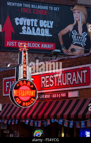 Diners, spettacoli musicali nel leggendario quartiere dei divertimenti di Beale Street famosa per il Rock and Roll e Blues, Memphis, Tennessee, Stati Uniti d'America Foto Stock