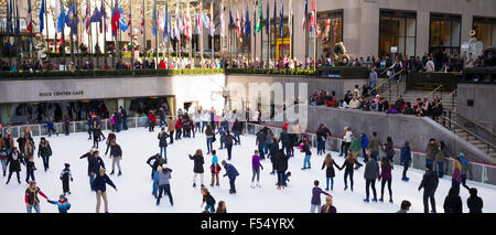 Scena invernale di Newyorkesi, appassionato di pattinatori, pattinaggio su ghiaccio al pattinaggio su ghiaccio al Rockefeller Center di New York, Stati Uniti d'America Foto Stock