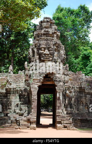 Gigantesca scultura di testa al di sopra della porta orientale di Banteay Kdei, parte del complesso di Angkor Wat in Cambogia. Foto Stock