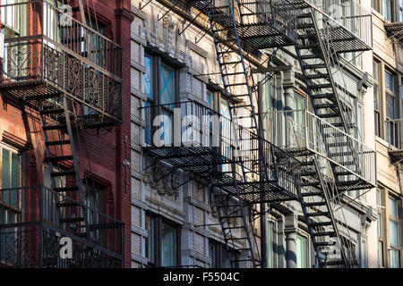 Fire Escape scale come via di fuga di tenement blocchi di city apartments in Soho a New York, Stati Uniti d'America Foto Stock