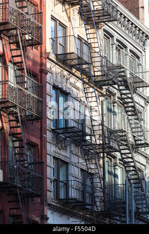 Fire Escape scale come via di fuga di tenement blocchi di city apartments in Soho a New York, Stati Uniti d'America Foto Stock