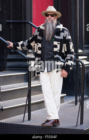 Maschio eleganza sartoriale look, uomini coordina la moda e sfumature indossata da elegante uomo con una lunga barba grigia, Soho, New York STATI UNITI D'AMERICA Foto Stock