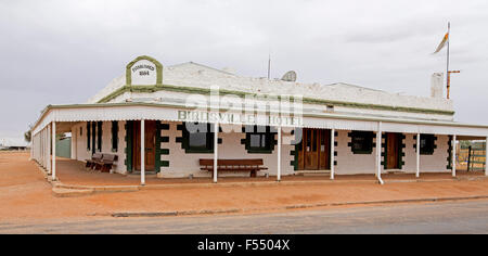 Hotel Birdsville, iconico pitturato di bianco storico pub in remote outback città nel Queensland Australia Foto Stock