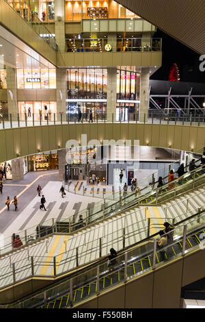 Il Giappone, la Stazione JR di Osaka City, scale mobili e ampia scalinata che scende al Concourse su piattaforme da Toki-no-hiroba Plaza livello. Notte. Foto Stock