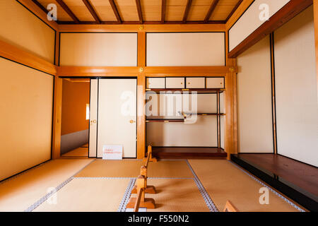 Giappone, Tsuyama castello. Una fedele ricostruzione in Bitchu Yagura torretta del daimyo della residenza. Camera con porta scorrevole per camera dietro. Foto Stock