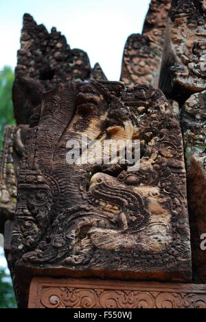 Il carving dettagli presso il Banteay Srei tempio di Angkor, vicino a Siem Reap, Cambogia Foto Stock