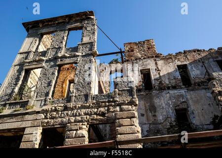 In Bosnia la guerra civile ha distrutto casa su Maršala Tita Street nella città di Mostar. Foto Stock