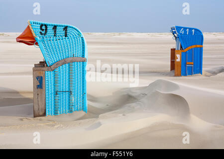 DEU, Germania, Schleswig-Holstein, Mare del Nord, Amrum island, sedie a sdraio in spiaggia Kniepsand in Nebel. DEU, Deutschland, sch Foto Stock