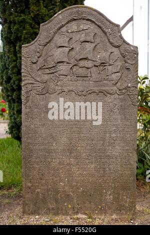 DEU, Germania, Schleswig-Holstein, Mare del Nord, isola di Amrum, lapide sul cimitero dei marinai della chiesa di San Clemens a Nebel. Foto Stock