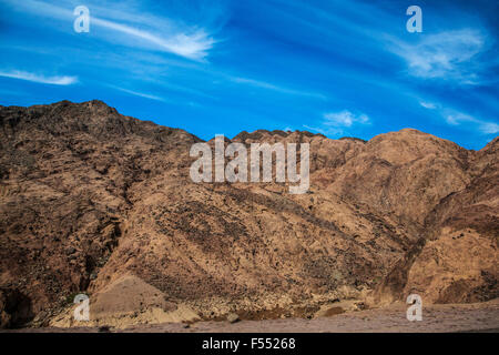 Il paesaggio del deserto del Sinai sulla strada dal Cairo a Dahab in Egitto. Foto Stock