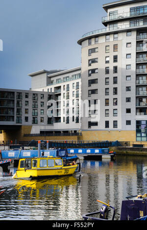 Un giallo taxi acqueo in Clarence Dock, Leeds, West Yorkshire, Regno Unito Foto Stock