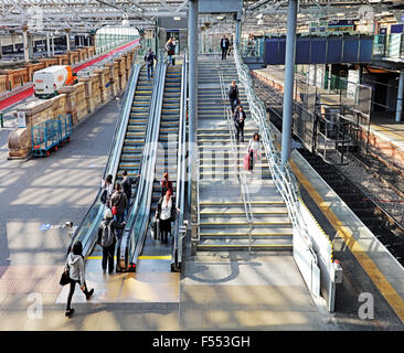 Ascensori e scale presso la stazione di Waverley. Edimburgo. Foto Stock