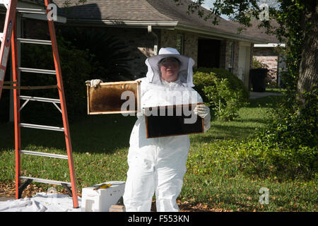 Bee Keeper che mostra le api recuperato da un nuotato Foto Stock