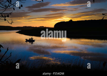 La pesca del salmone sul Tweed in 'backend' sull'inglese frontiera scozzese a Norham e Ladykirk Foto Stock