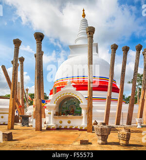 Thuparamaya dagoba nella sacra città del patrimonio mondiale Anuradhapura, Sri Lanka. Foto Stock