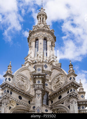 Centrale torre scale lucernario a Chambord. La doppia elica scalinata centrale è sormontato da questo magnifico cielo torre faro Foto Stock