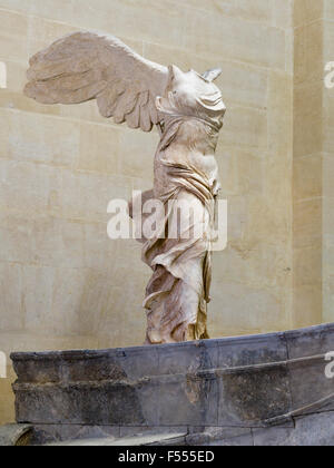 La scultura in marmo della Vittoria Alata di Samotracia. Un secolo a.c. la scultura Greca godess Nike o vittoria trovato sul è Foto Stock