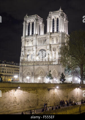 La cattedrale di Notre Dame di notte. I campi illuminati da torri della cattedrale con la luminosa piazza di fronte alla cattedrale di facciata Foto Stock