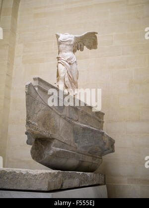 La scultura in marmo della Vittoria Alata di Samotracia. Un secolo a.c. la scultura Greca godess Nike o vittoria dalla Grecia Foto Stock