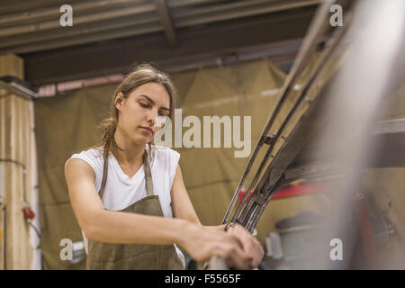 Riparazione meccanica auto presso il garage Foto Stock