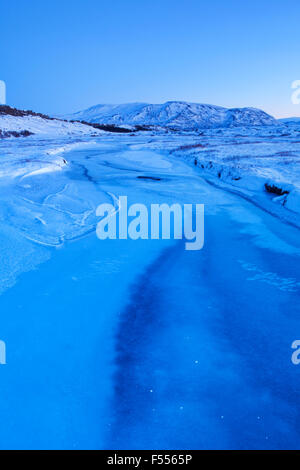 Il fiume Öxará a Thingvellir, Islanda. In un freddo pungente la mattina in inverno, appena prima del sorgere del sole. Foto Stock