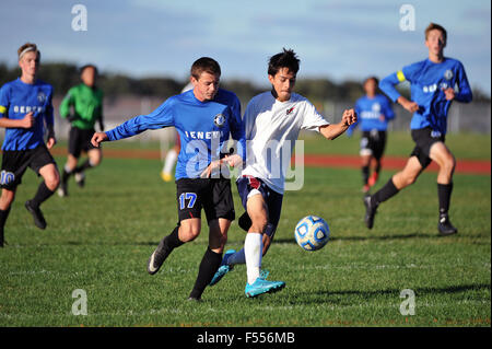 Giocatore cerca di liberarsi da una contrapposta defender sostenendo un offensiva surge durante una scuola di alta gamma corrispondono. Stati Uniti d'America. Foto Stock