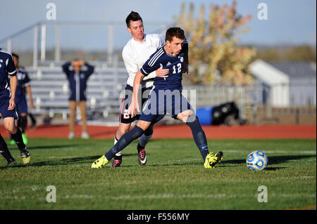 Mentre si torna sulla difesa, un giocatore schermate un avversario in avanti dalla sfera durante una scuola di alta gamma corrispondono. Foto Stock