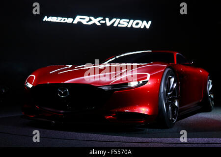 La nuova Mazda RX-VISION auto sul display durante la quarantaquattresima Tokyo Motor Show 2015 a Tokyo Big Sight il 28 ottobre 2015, Tokyo, Giappone. La mostra sarà aperta al pubblico dal 30 Ottobre al 8 novembre. Credito: Rodrigo Reyes Marin/AFLO/Alamy Live News Foto Stock