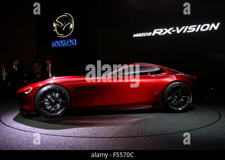 La nuova Mazda RX-VISION auto sul display durante la quarantaquattresima Tokyo Motor Show 2015 a Tokyo Big Sight il 28 ottobre 2015, Tokyo, Giappone. La mostra sarà aperta al pubblico dal 30 Ottobre al 8 novembre. Credito: Rodrigo Reyes Marin/AFLO/Alamy Live News Foto Stock
