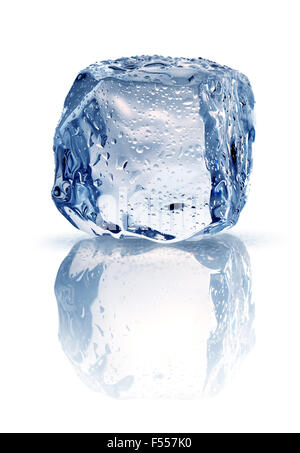 Il cubo di ghiaccio con gocce di acqua isolato su bianco Foto Stock